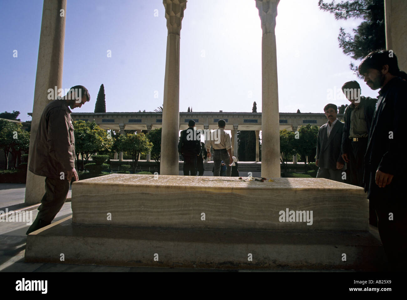 Visitatori presso la tomba di Hafez in giardini Musalla, Shiraz, Iran, Medio Oriente Foto Stock