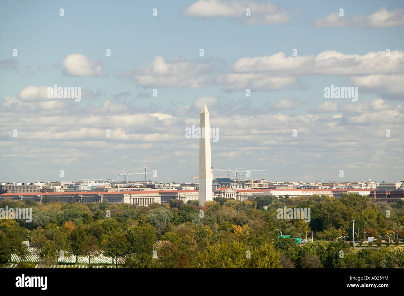Il Monumento a Washington come visto da Arlington Virginia in un giorno chiaro Foto Stock