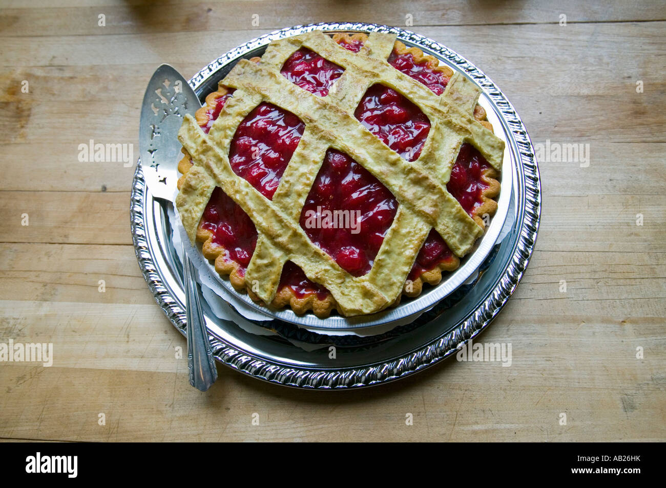 Torta di ciliegie e di antiquariato del coltello di taglio presso il Castello di Hearst San Simeon Central costa della California Foto Stock