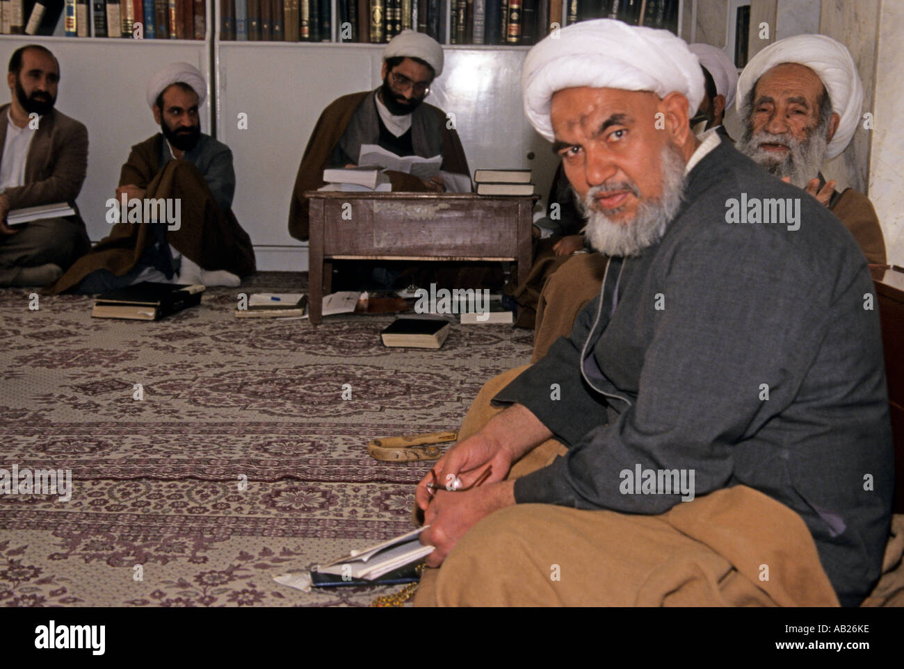 Mullah studiosi islamici in una madrassa in Qom Iran Foto Stock