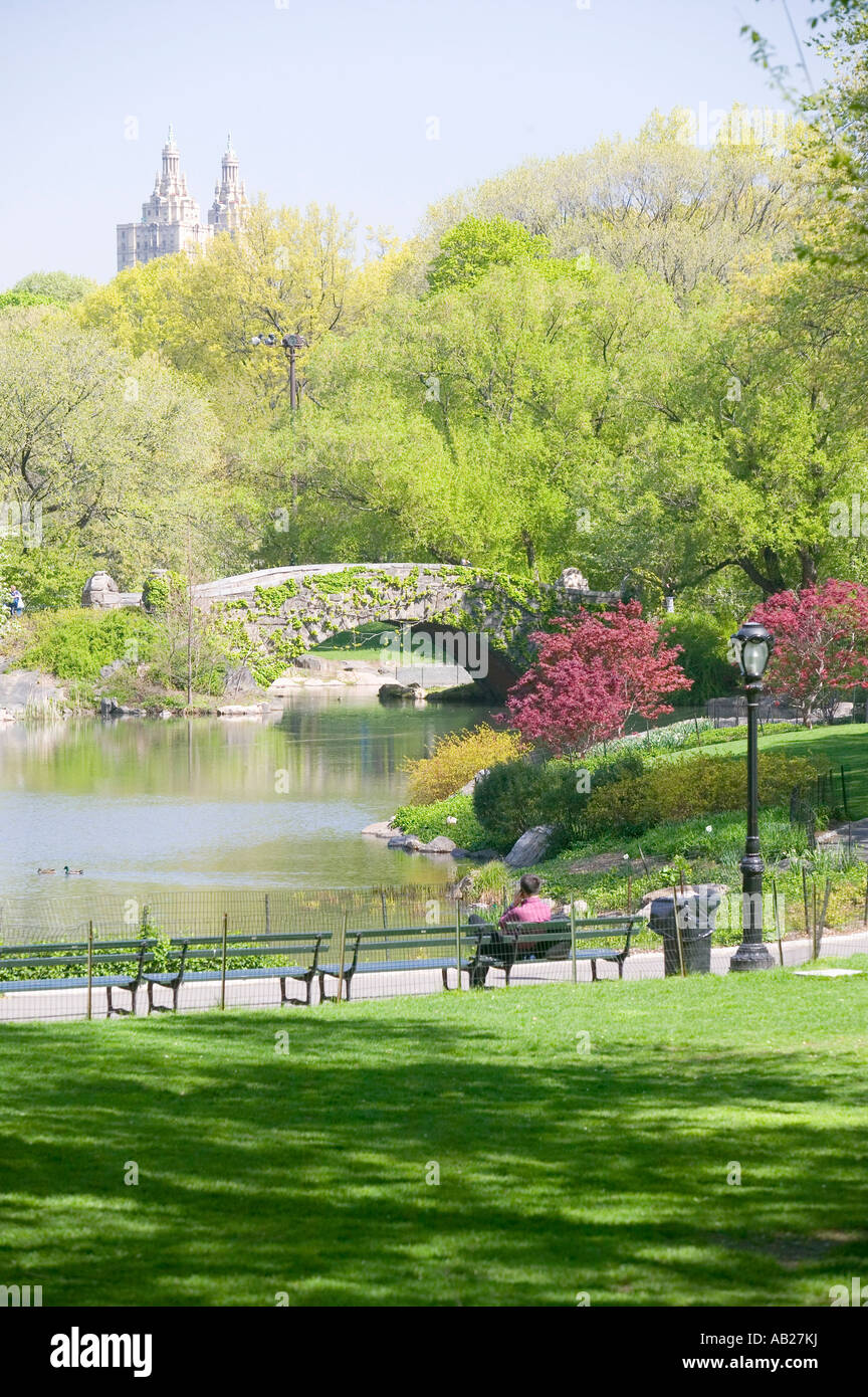 Il lago di Central Park in primavera con Dakota Apartments in background la città di New York New York Foto Stock