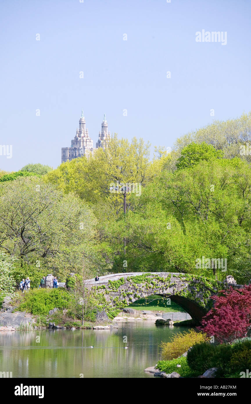 Il lago di Central Park in primavera con Dakota Apartments in background la città di New York New York Foto Stock