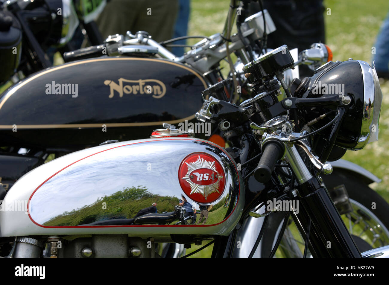 Vintage Norton e BSA motocicletta in corrispondenza di un visualizzatore o un rally, Gran Bretagna REGNO UNITO Foto Stock