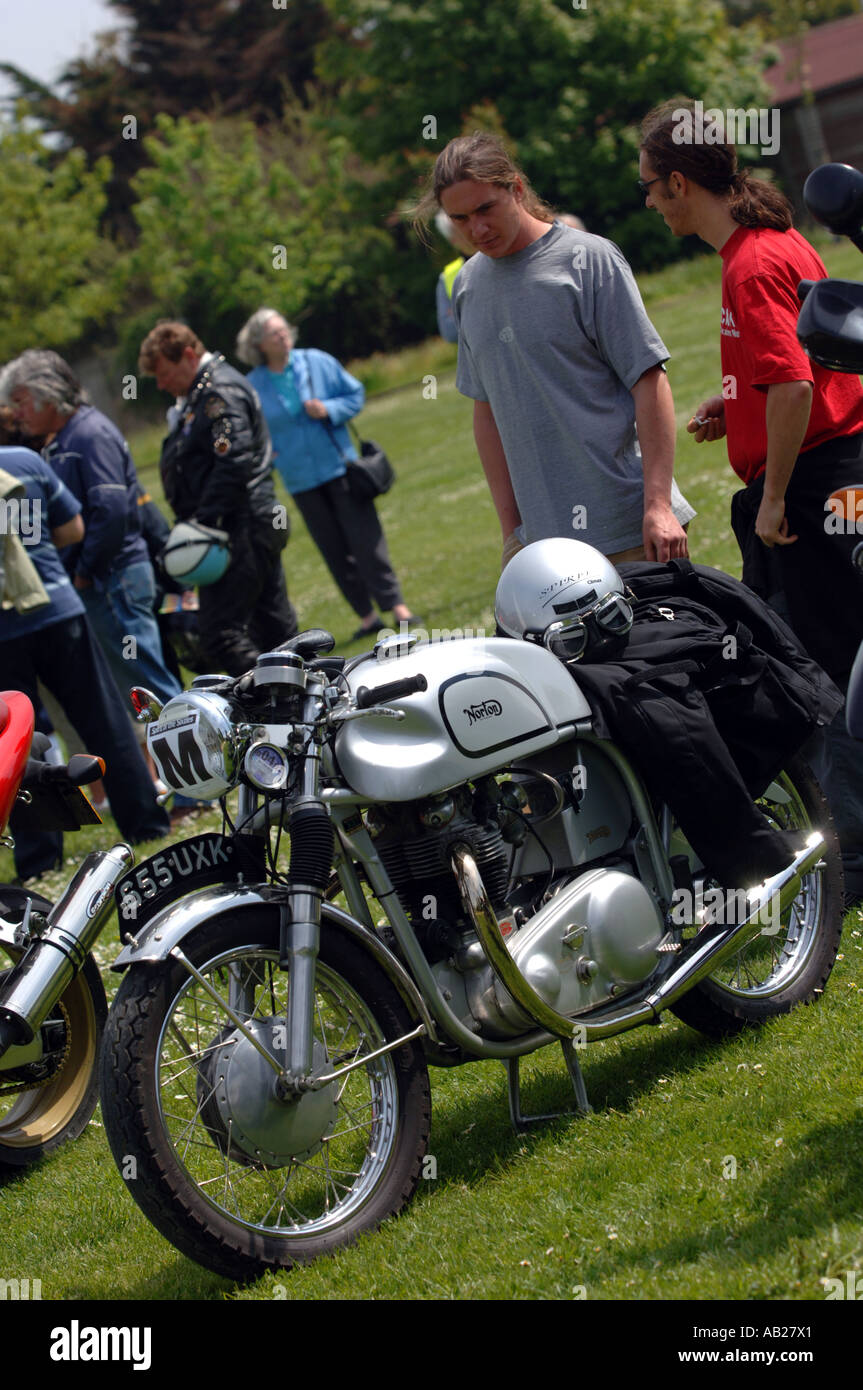Vintage Norton Dominator motocicletta in corrispondenza di un rally o riunione, Gran Bretagna REGNO UNITO Foto Stock