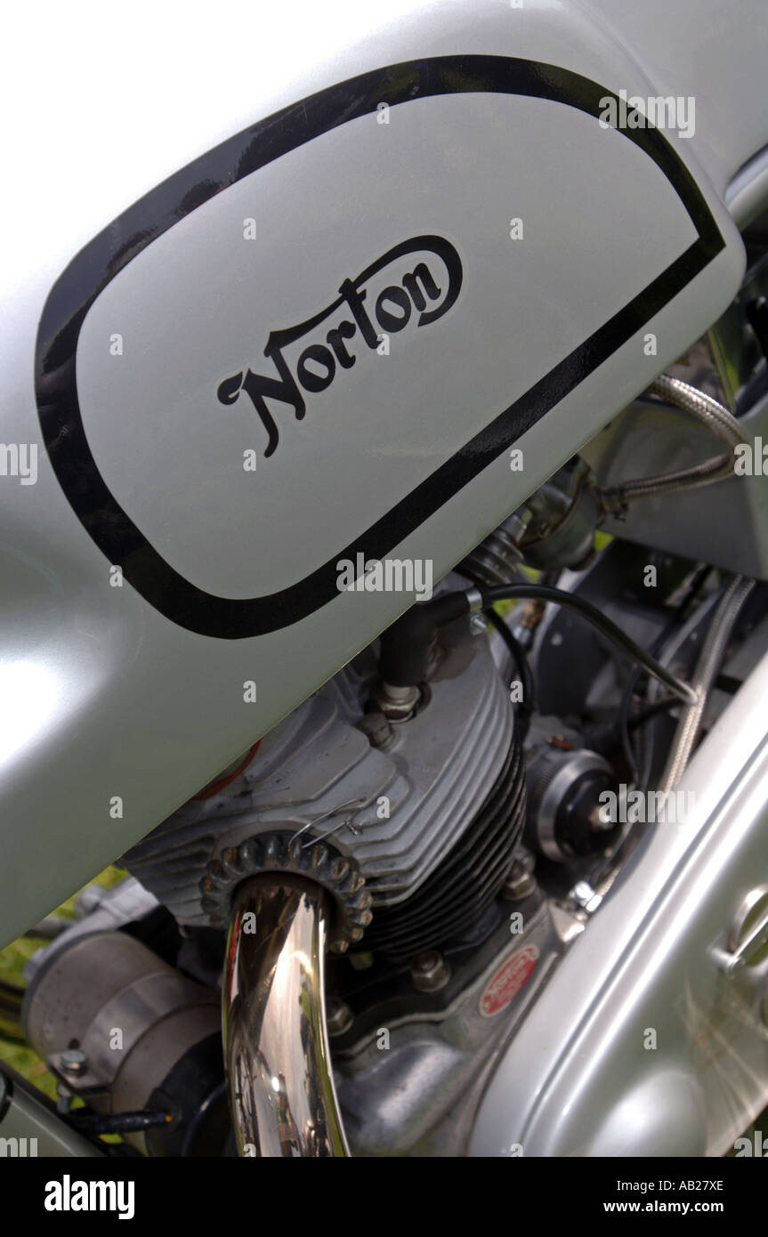 Vintage Norton Dominator motocicletta in corrispondenza di un rally o riunione, Gran Bretagna REGNO UNITO Foto Stock