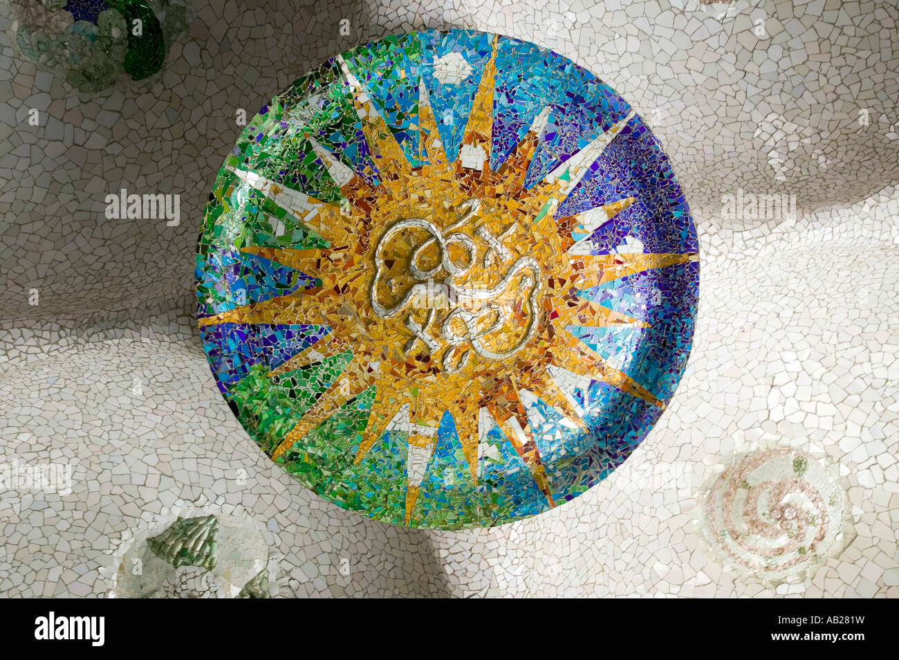Rotella colorata mosaico colorato di piastrelle di ceramica di Antoni Gaudi a sua Parc Guell Barcellona Spagna Foto Stock Rotella colorata mosaico colorato di piastrelle di ceramica di Antoni Gaudi a sua Parc Guell Barcellona Spagna Foto Stock