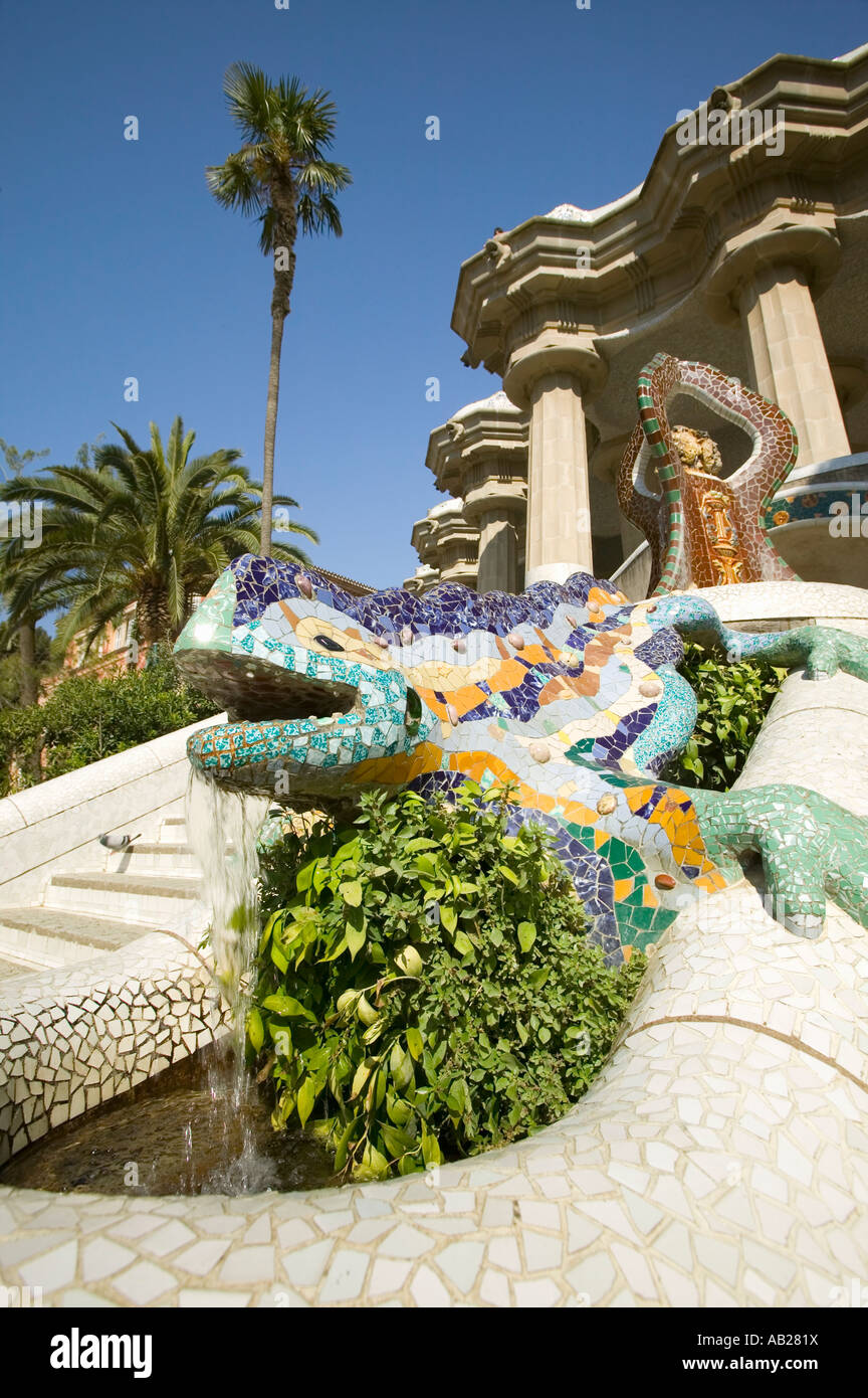 Un mosaico colorato dragon fontana con colorate piastrelle di ceramica si erige su Antoni Gaudi s Parc Guell Barcellona Spagna Foto Stock Un mosaico colorato dragon fontana con colorate piastrelle di ceramica si erige su Antoni Gaudi s Parc Guell Barcellona Spagna Foto Stock