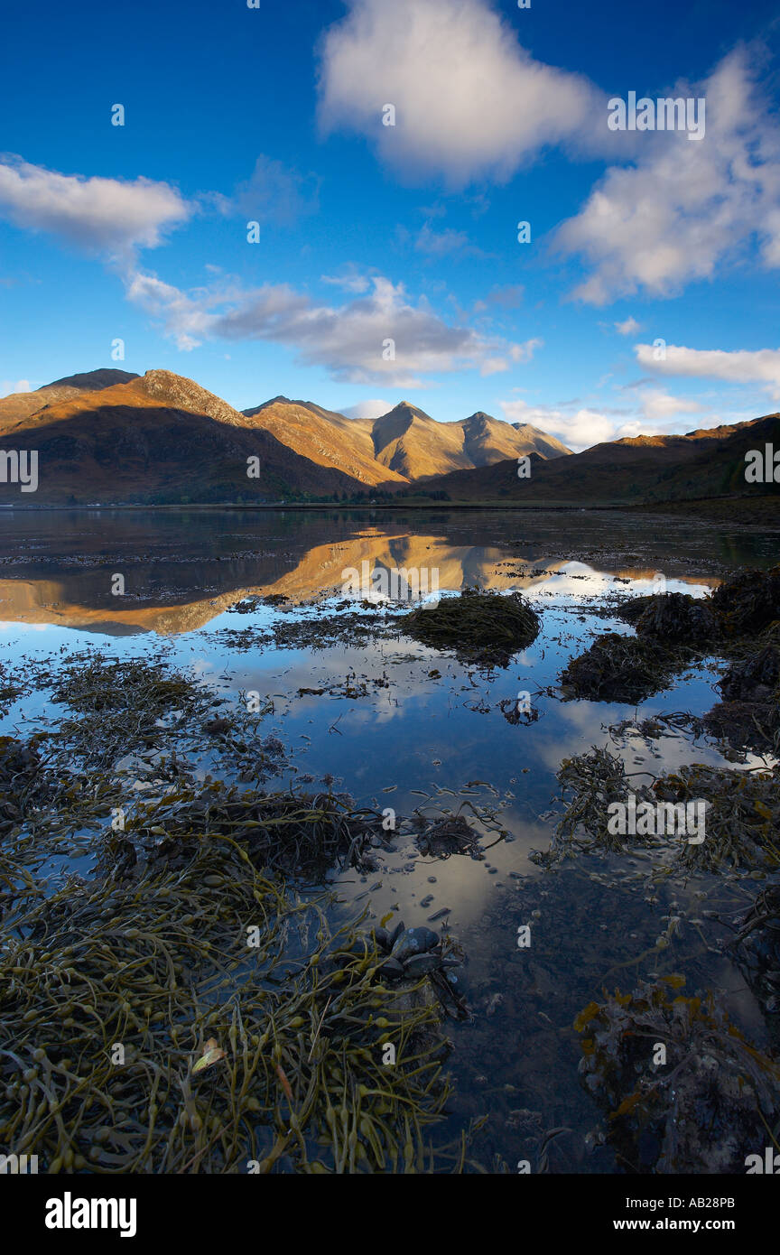 Le cinque sorelle di Kintail riflessa in Loch Duich Wester Ross Scotland Regno Unito Foto Stock