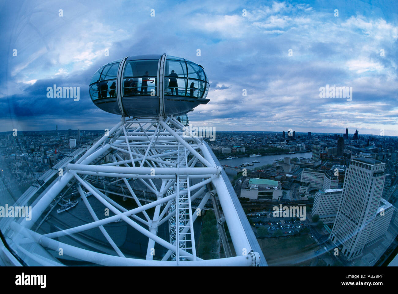 Vista sul Tamigi e la City di Londra dal London Eye England Regno Unito Foto Stock