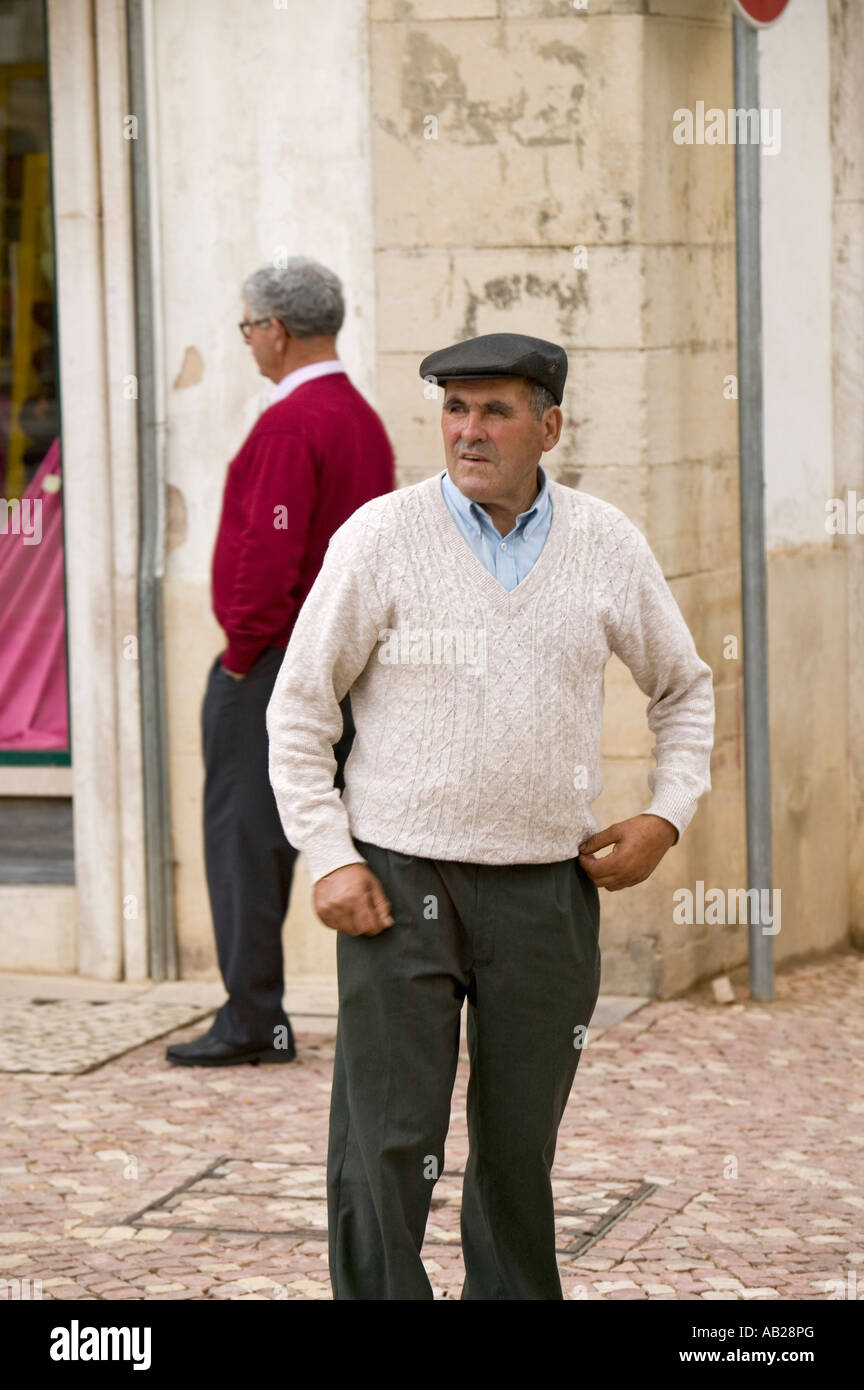 Il portoghese l'uomo con il cappello si erge nel centro storico di Tomar Portogallo Foto Stock
