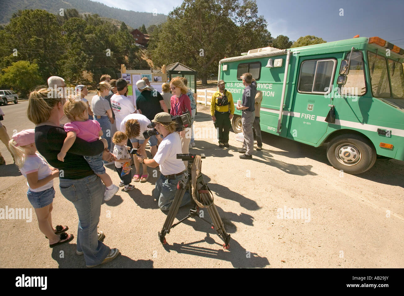 Media degli equipaggi e foresta servizio personale incontro con la gente del posto durante la contea di Ventura s giorno incendio del 2006 Foto Stock