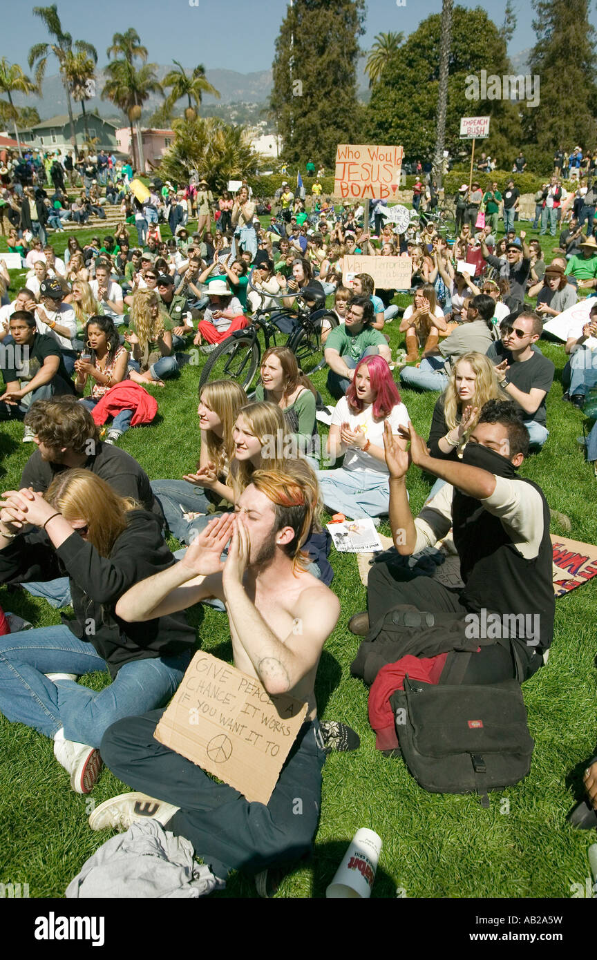 Un hippy ha date una possibilità alla pace slogan sul suo segno di protesta presso un anti guerra in Iraq marcia di protesta a Santa Barbara in California su M Foto Stock