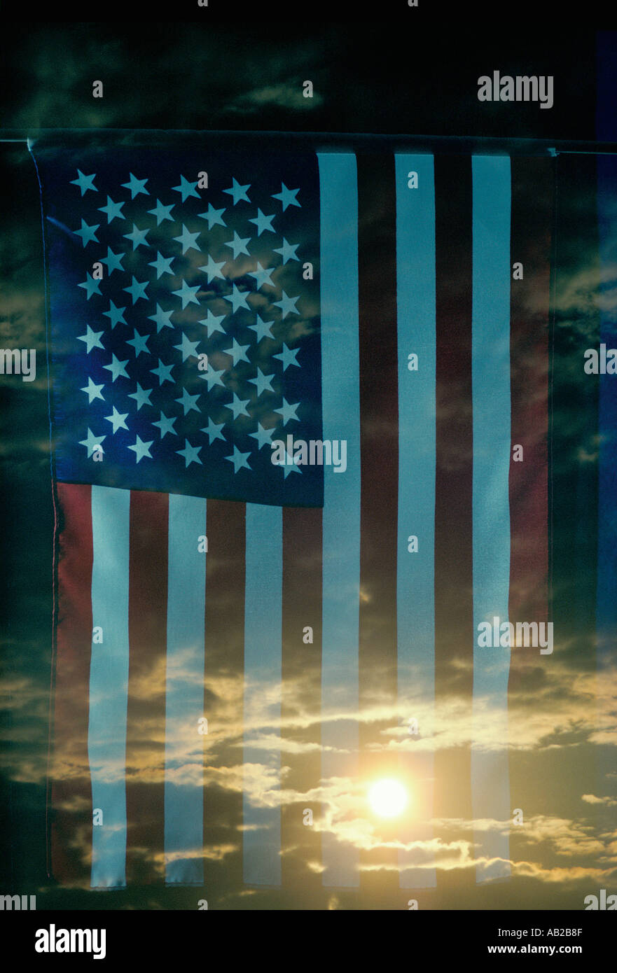 Un sunrise si riflette in una finestra tenendo un sospeso verticalmente bandiera americana Foto Stock