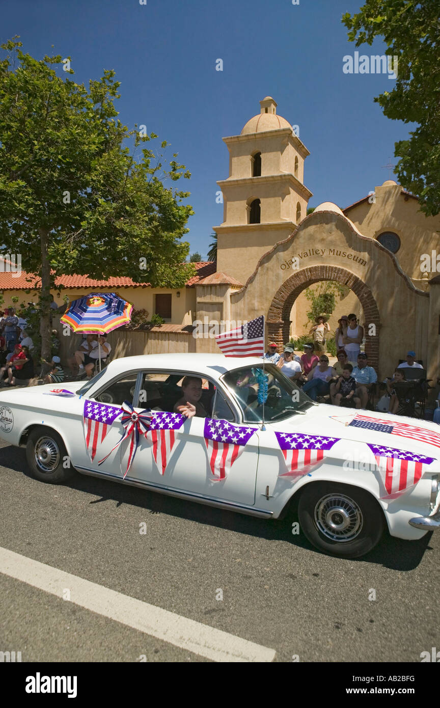 Decorate festosa vintage automobile rende la sua strada giù per la strada principale durante un quarto di luglio sfilata in Ojai CA Foto Stock