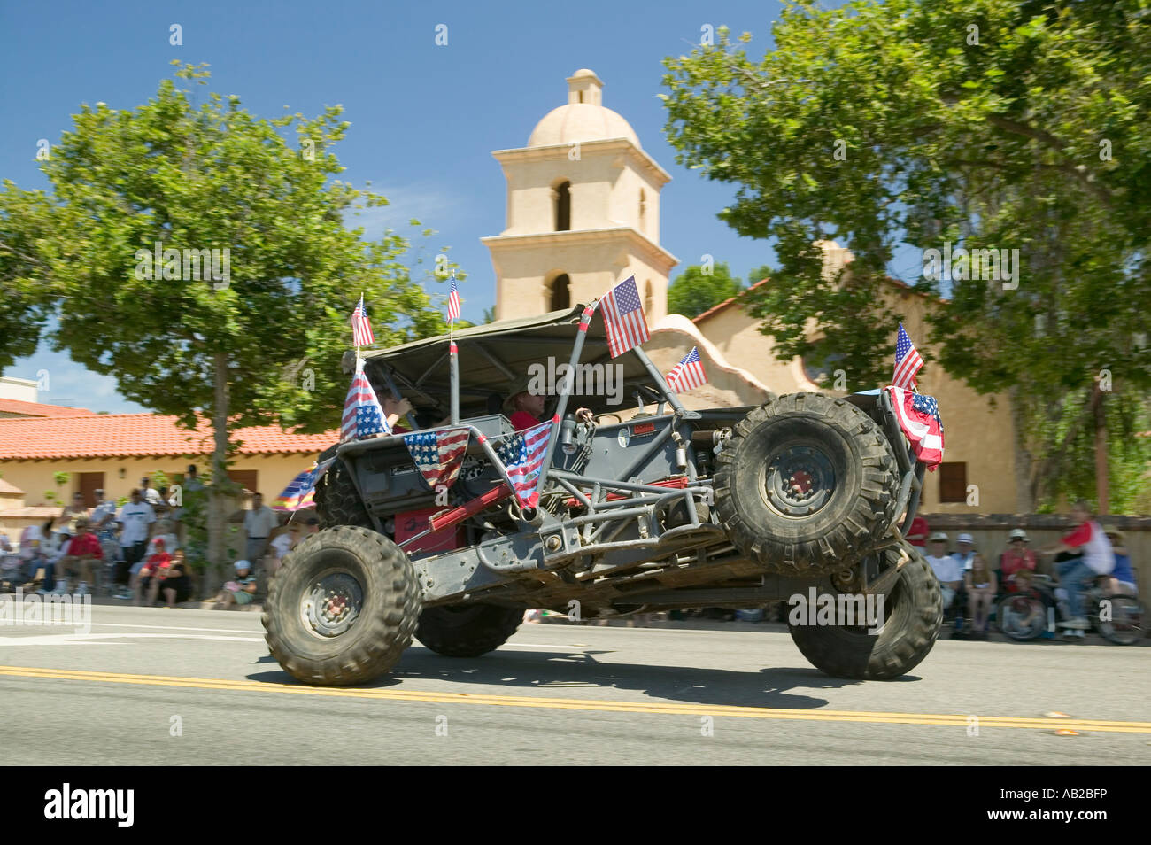 Bandiera ornata jeep dimostra 4 manovre di ruota come si fa strada strada principale durante un quarto di luglio sfilata in Ojai CA Foto Stock