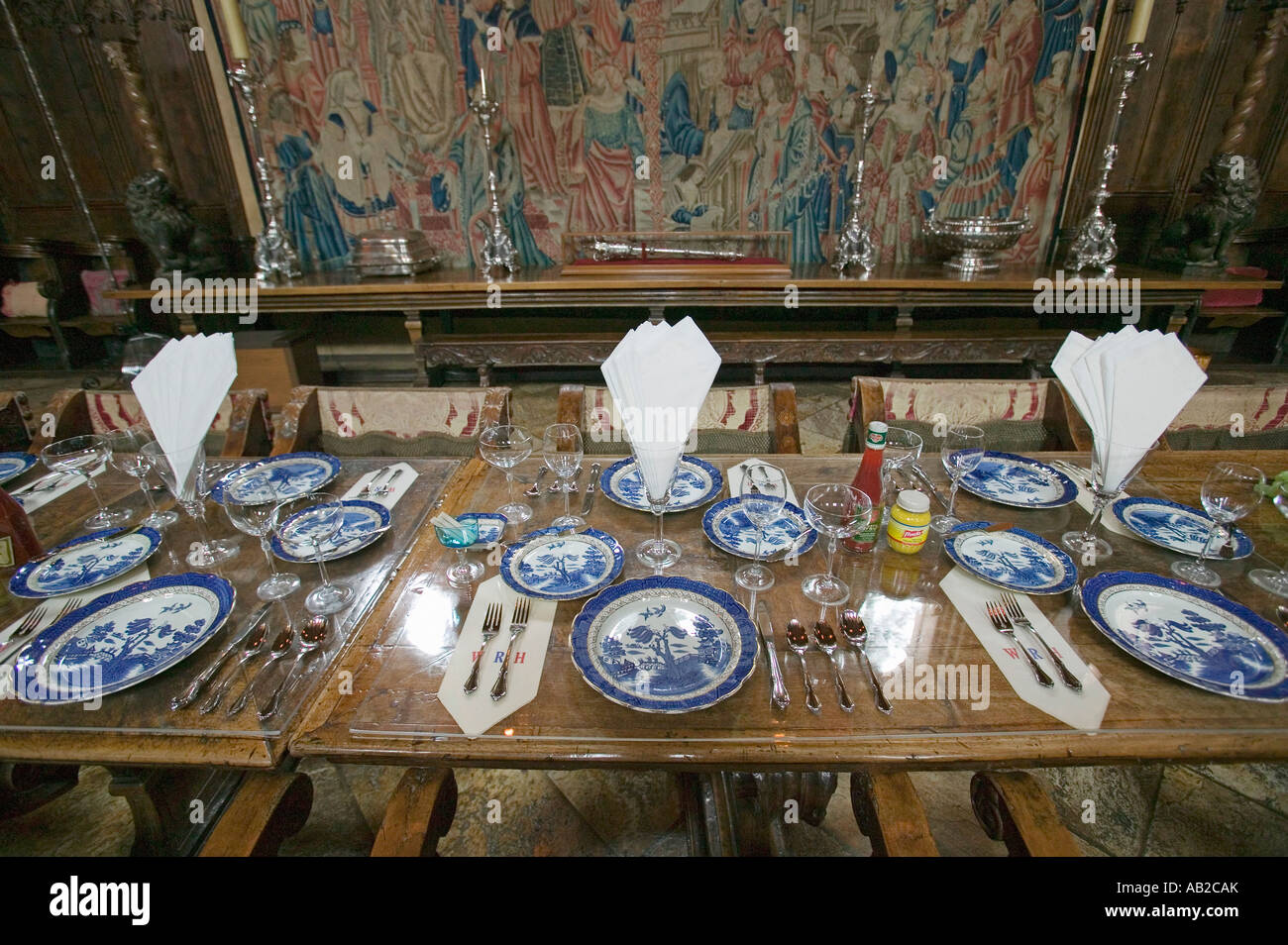 La sala da pranzo e le impostazioni di tavolo presso il Castello di Hearst America s Castello San Simeon California Foto Stock