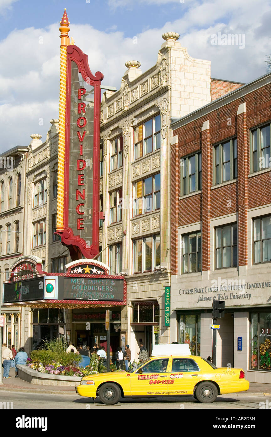 Yellow taxi drives dalla Provvidenza Performing Arts Center marquee segno Providence Rhode Island Foto Stock