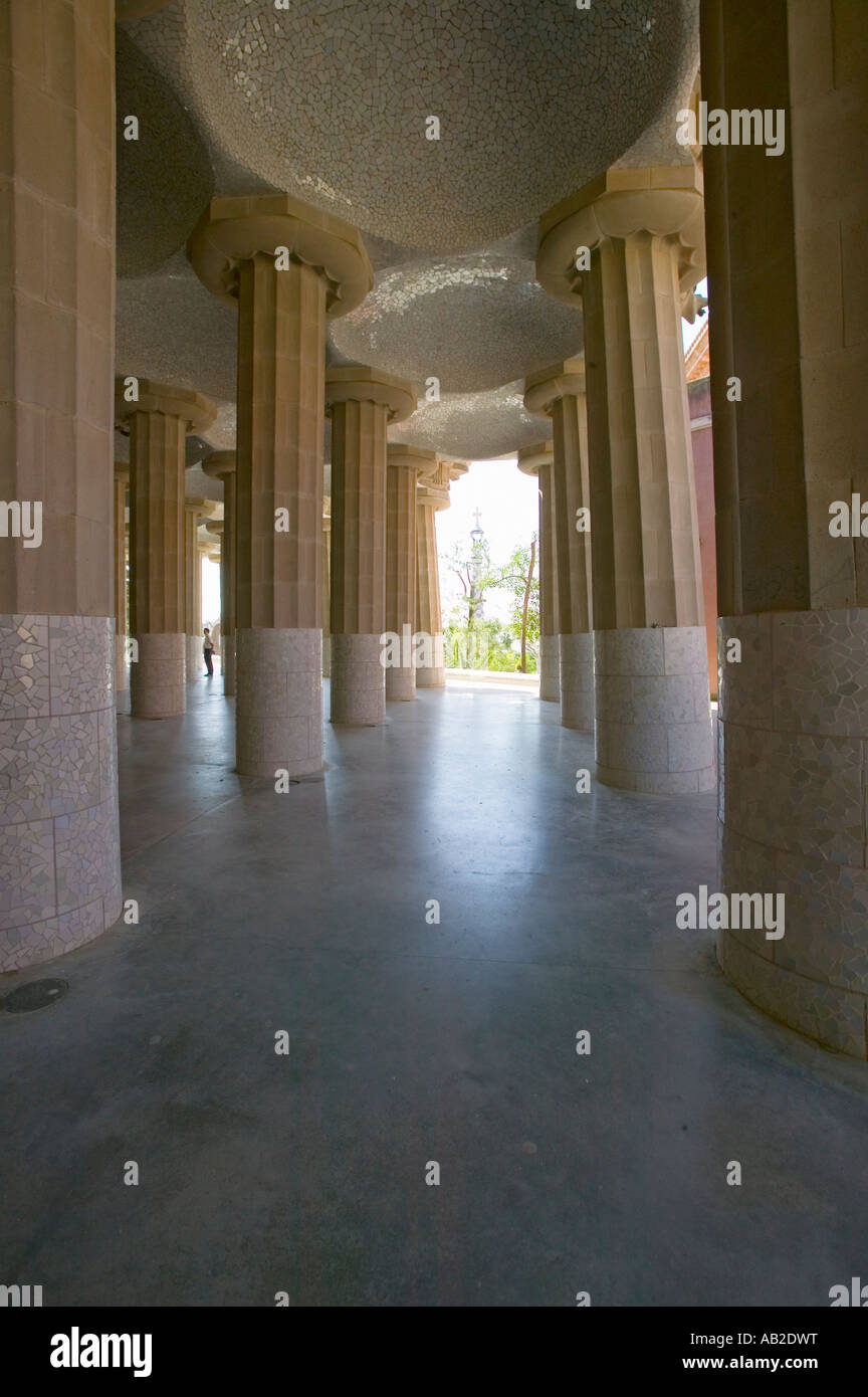 Le colonne di supporto a soffitto rivestito di piastrelle di Antoni Gaudi s Parc Guell Barcellona Spagna Foto Stock Le colonne di supporto a soffitto rivestito di piastrelle di Antoni Gaudi s Parc Guell Barcellona Spagna Foto Stock