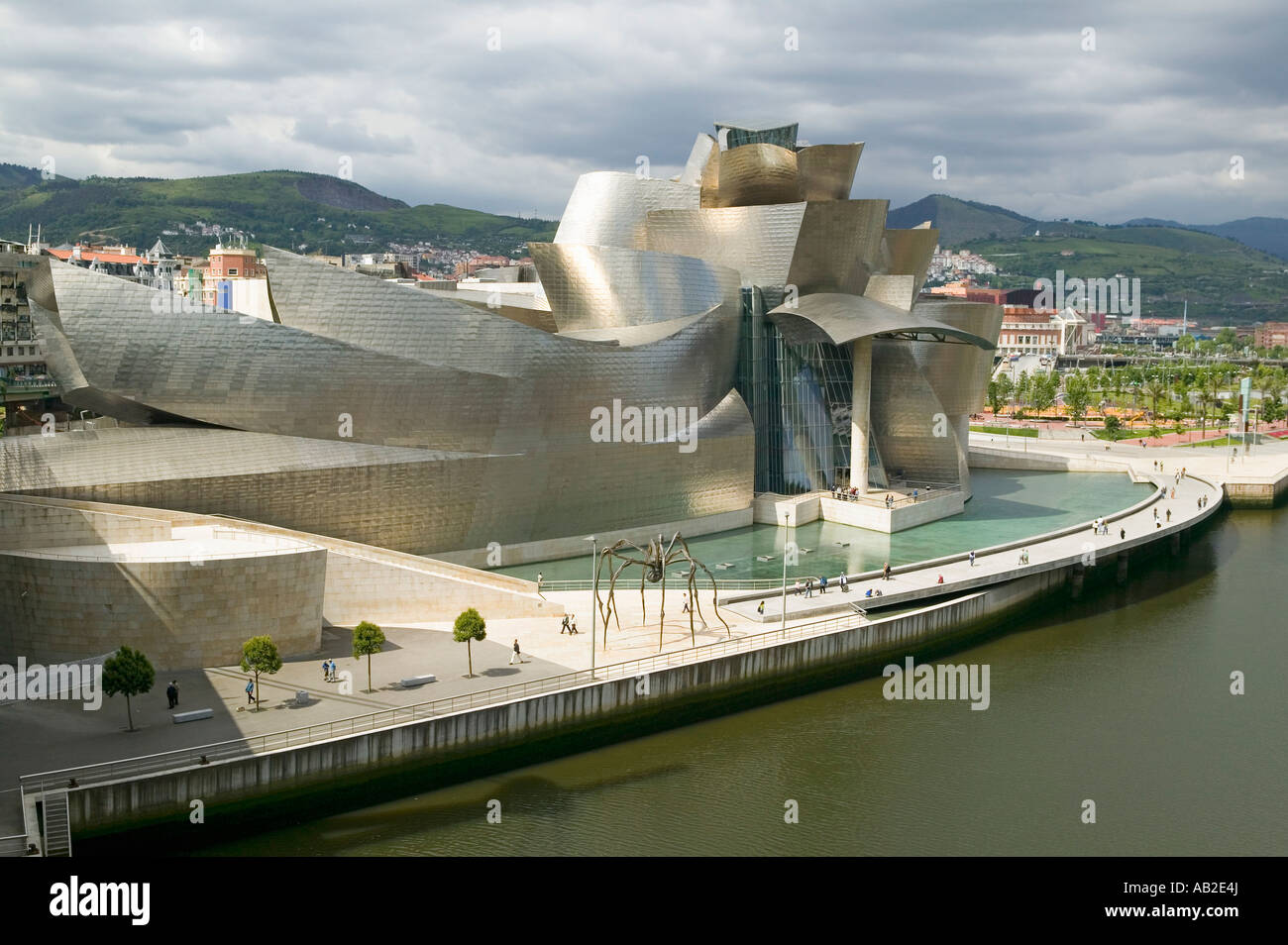Il Guggenheim il museo di Arte Contemporanea di Bilbao Bilbo situato sulla costa nord della Spagna nella regione basca soprannominato Foto Stock