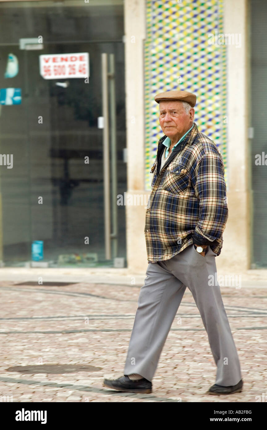 Il portoghese l'uomo con il cappello si erge nel centro storico di Tomar Portogallo Foto Stock