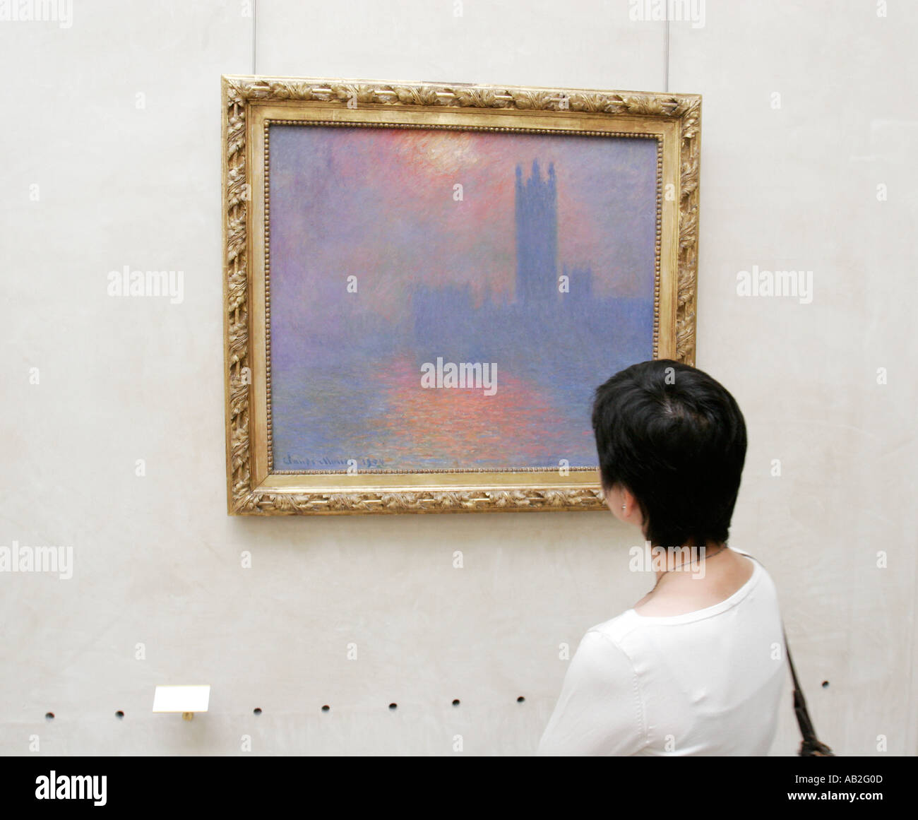 Chi guarda un dipinto del Parlamento di Londra dipinta da Claude Monet al Musée d'Orsay Foto Stock