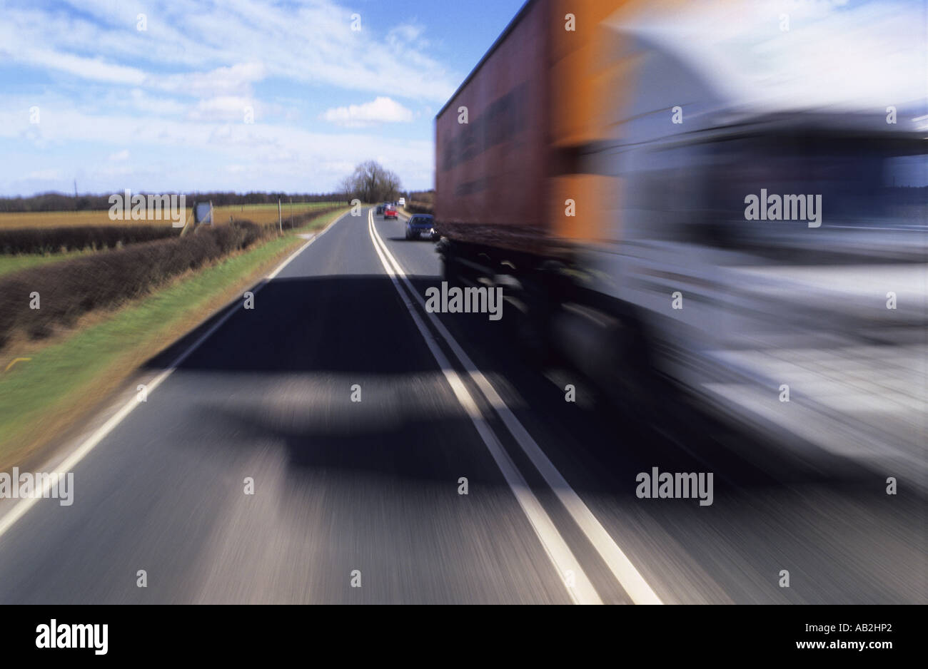 Camion che trasportano il carico che viaggia a velocità sulla A64 road leeds Yorkshire Regno Unito Foto Stock