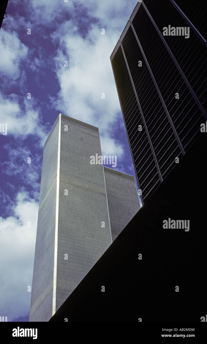 NYC il porto di New York World trade center Wall street bianco luminoso con soffici nuvole Foto Stock