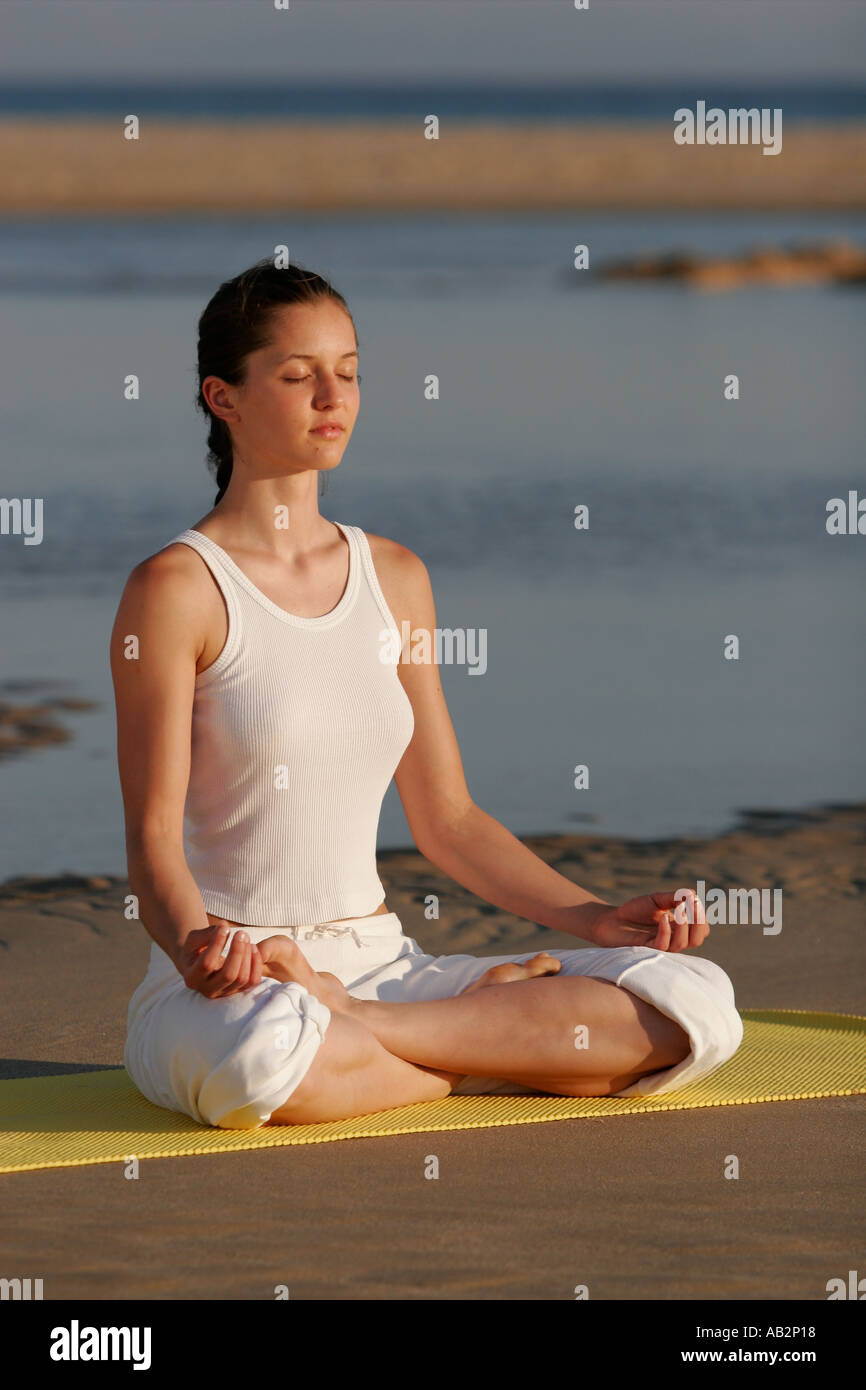 Donna fare yoga meditazione nella natura Foto Stock