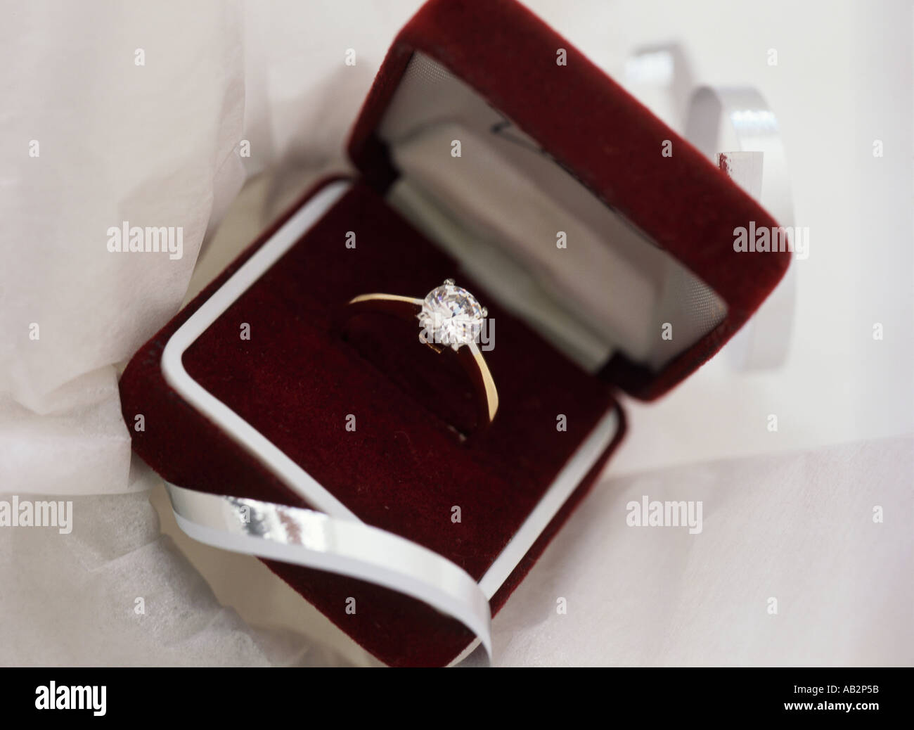 Un anello di diamante in un velluto rosso box Foto Stock