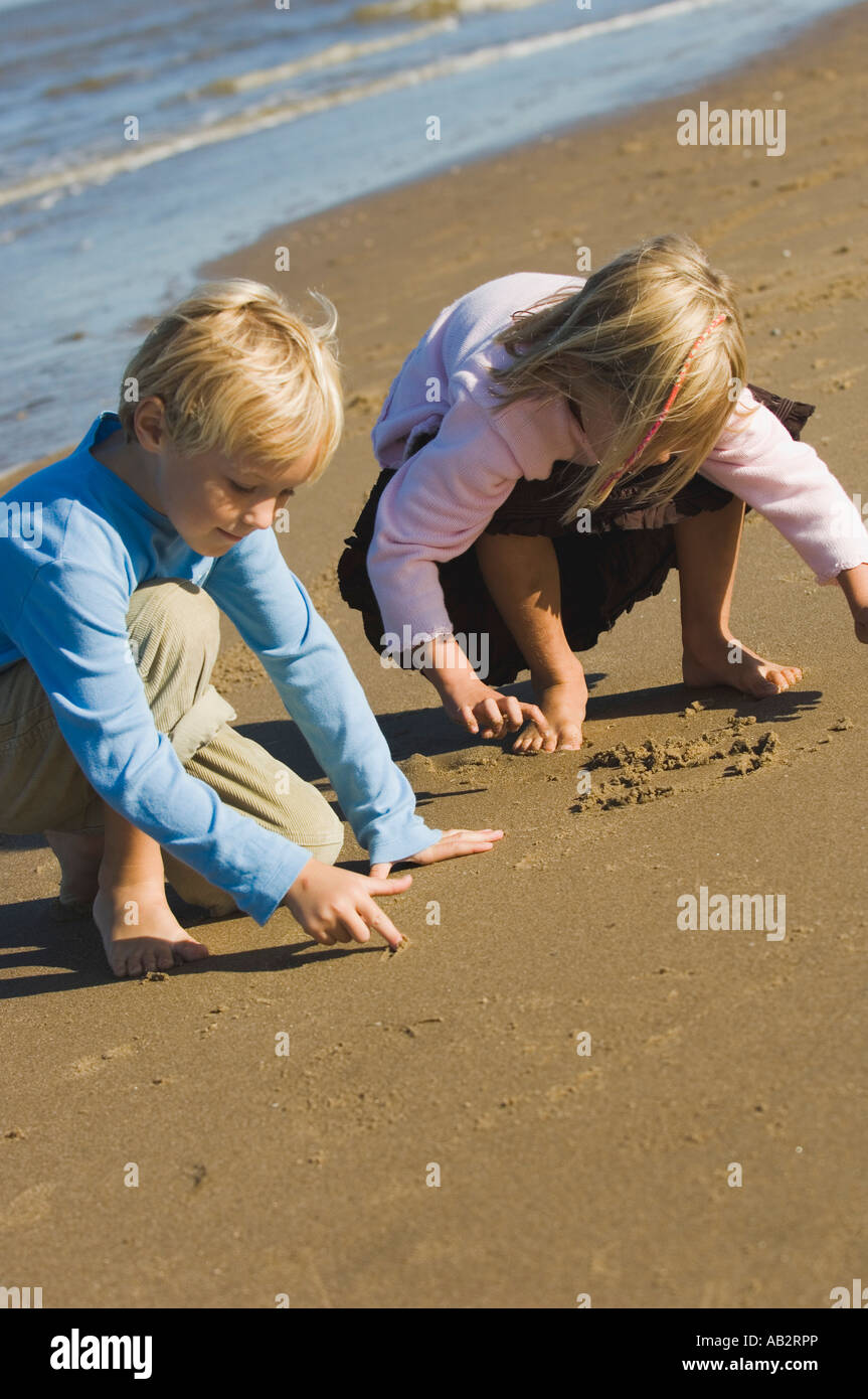 Bambini che giocano sulla spiaggia Foto Stock