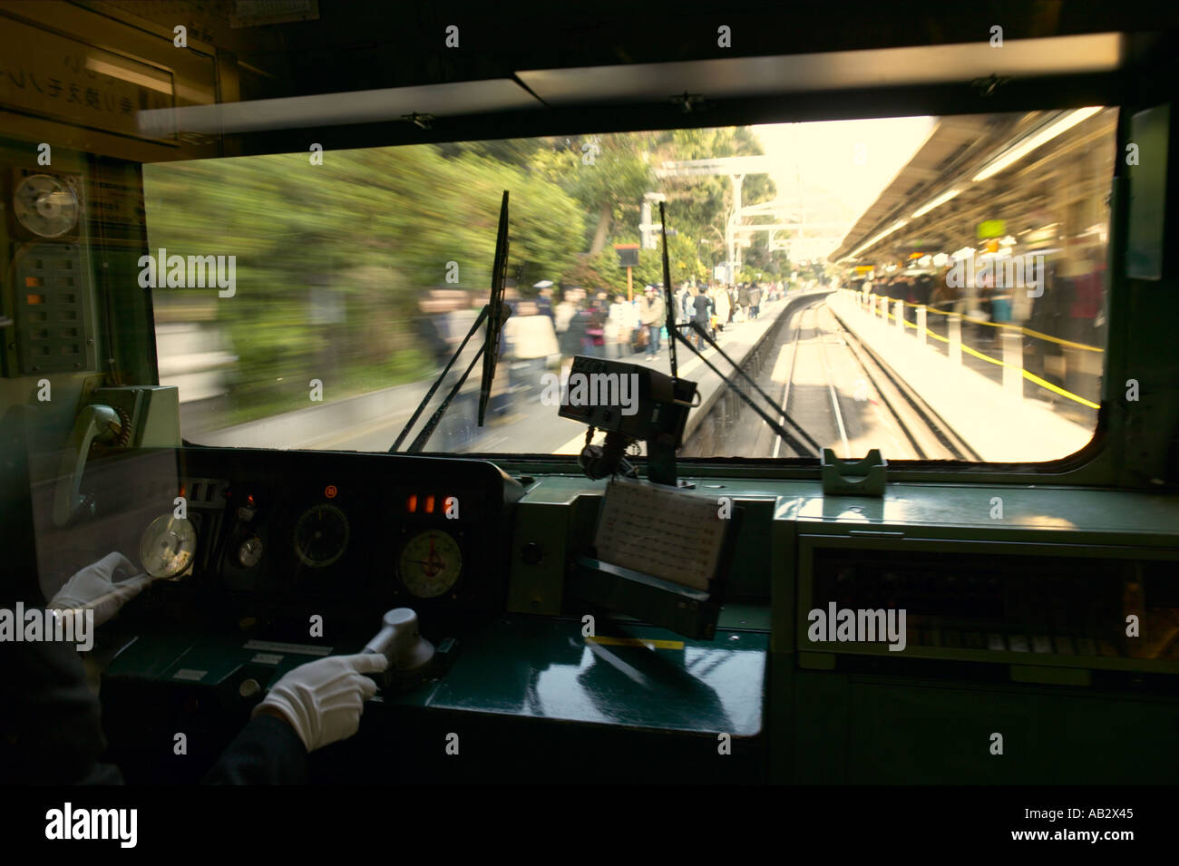 Un treno tirando in una stazione Foto Stock