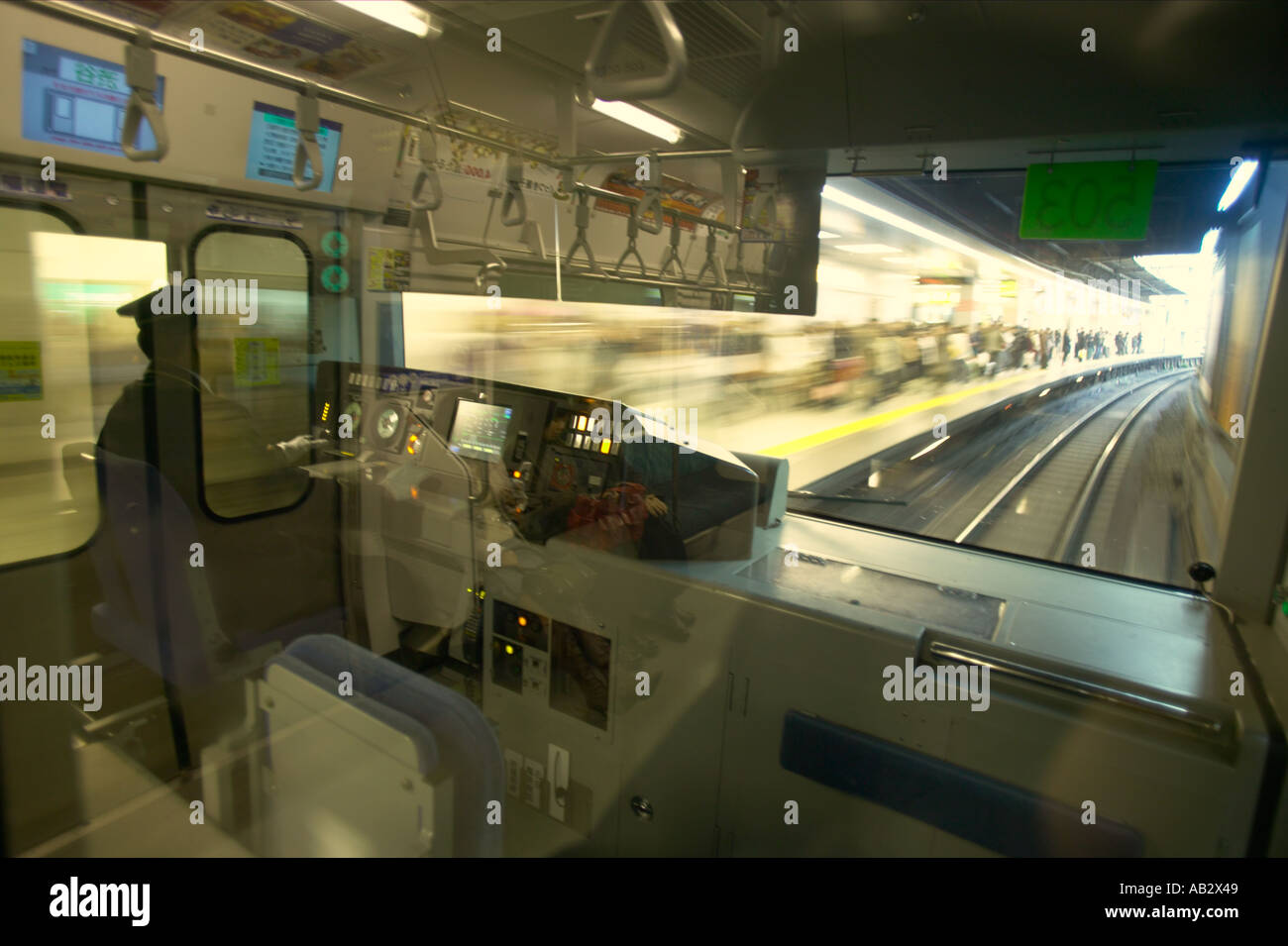 Un treno della metropolitana di trascinamento in una stazione Foto Stock
