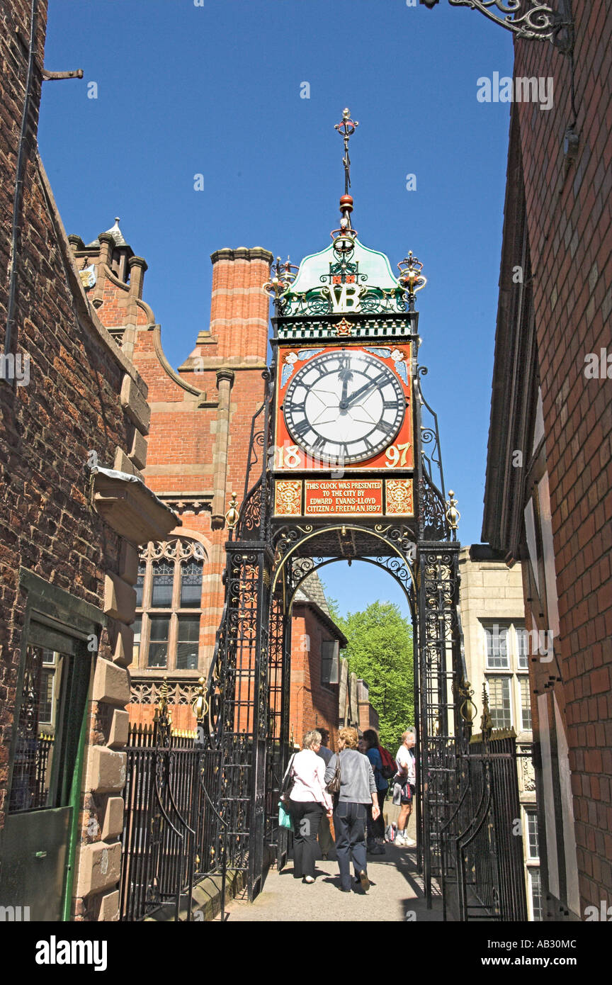 Il Eastgate Clock Chester, visto dalle mura della città. Foto Stock