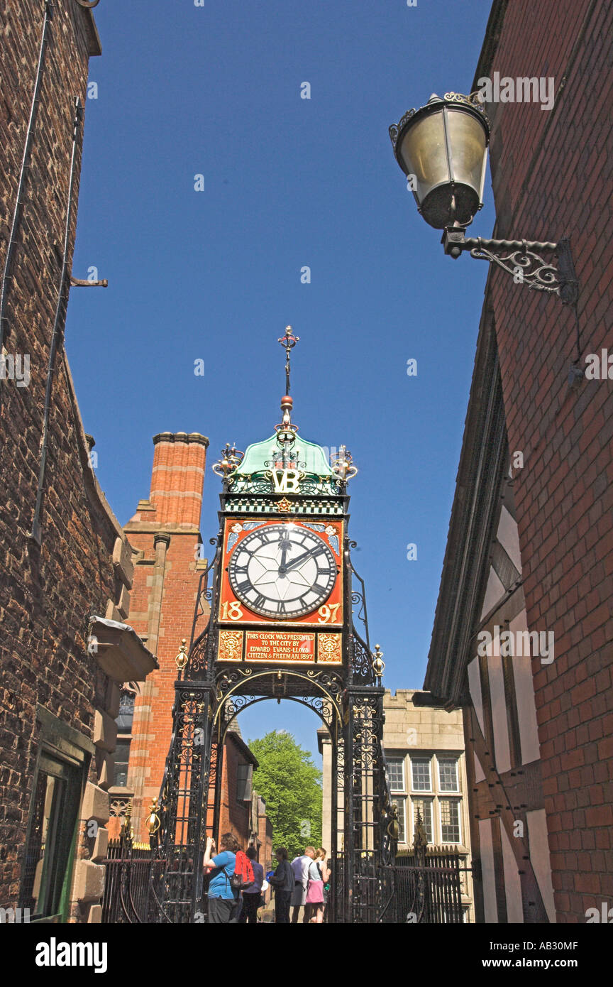 Il Eastgate Clock Chester, visto dalle mura della città. Foto Stock
