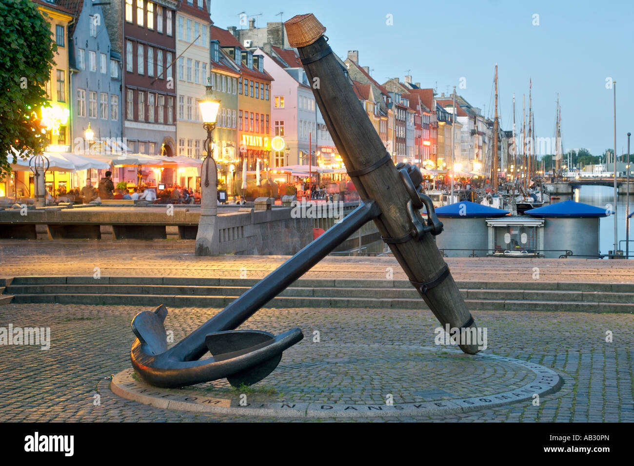 Ancoraggio gigante sul display in corrispondenza del canale di Nyhavn a Copenaghen in Danimarca. Foto Stock