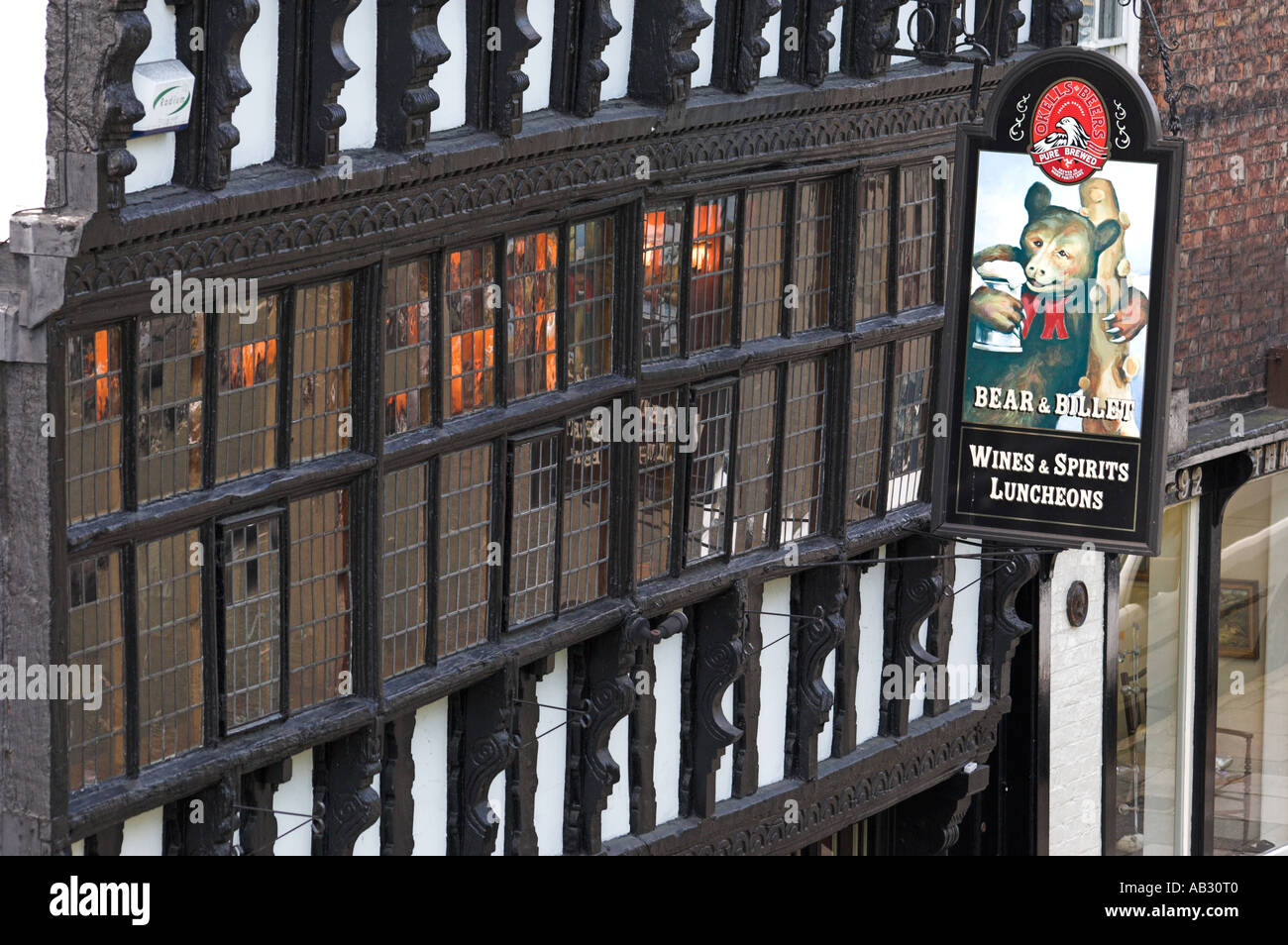 "Bear & billetta Pub' segno, come si vede dalle mura della città di Chester. Foto Stock
