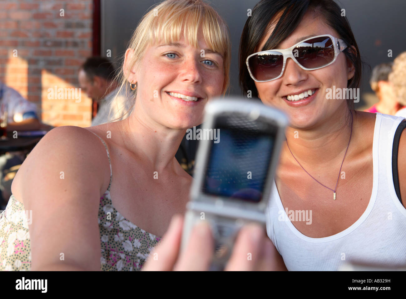 Due venti qualcosa di ragazze prendere autoritratto con cellulare fotocamera Foto Stock