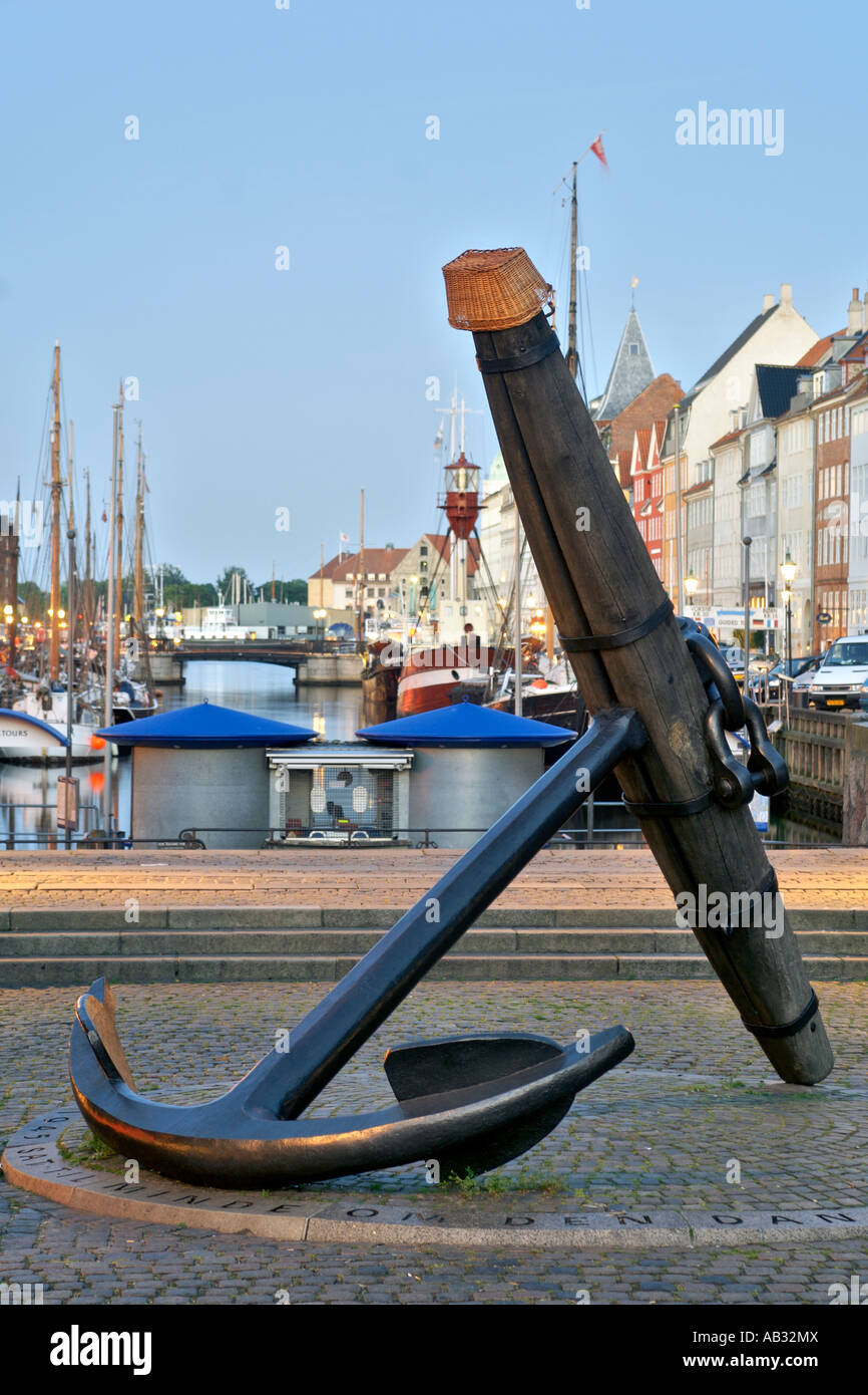 Ancoraggio gigante sul display in corrispondenza del canale di Nyhavn a Copenaghen in Danimarca. Foto Stock