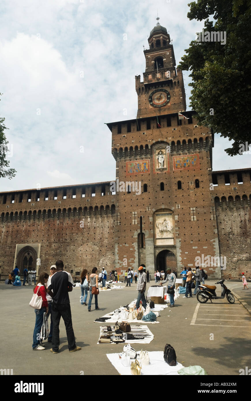 Torre centrale progettato dal Filarete e restaurato da Luca Beltrami. Il Castello Sforzesco di Milano. Responsabili del marketing di vendita in sacchetti di fronte. Foto Stock