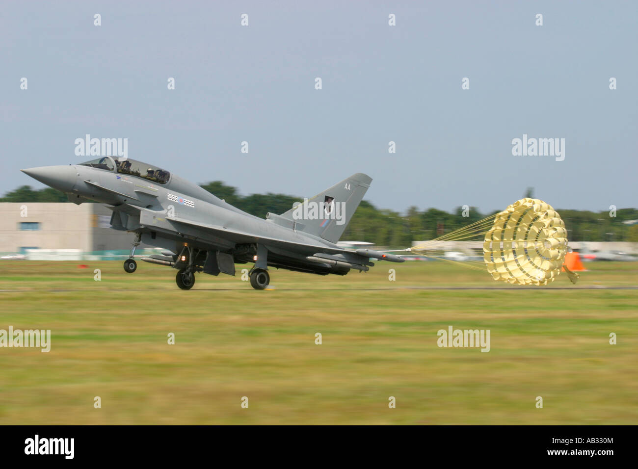 UK Air Force Eurofighter EF-2000 TIFONE T1 distribuire il suo paracadute di frenata dopo lo sbarco Foto Stock