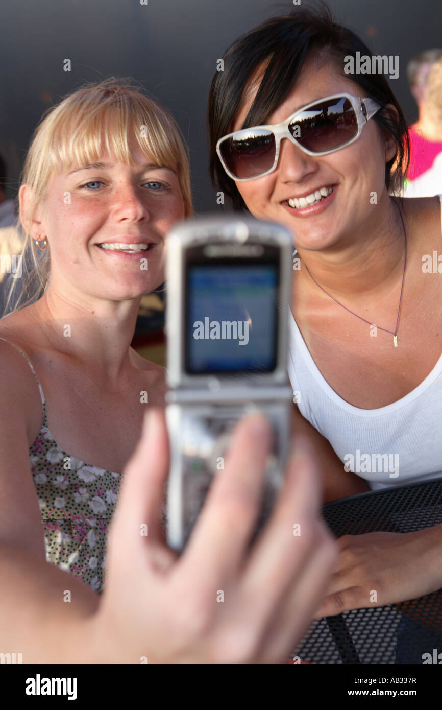 Due venti qualcosa di ragazze prendere autoritratto con cellulare fotocamera Foto Stock