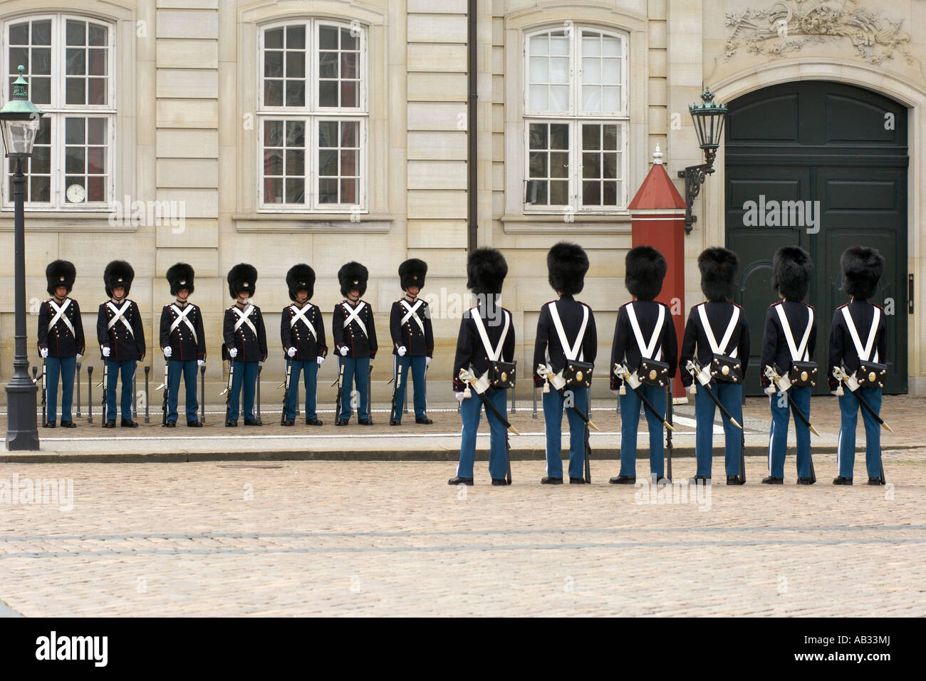 Cambio della guardia al Amalineborg in Copenhagen DANIMARCA. Amalienborg è la residenza invernale della famiglia reale. Foto Stock