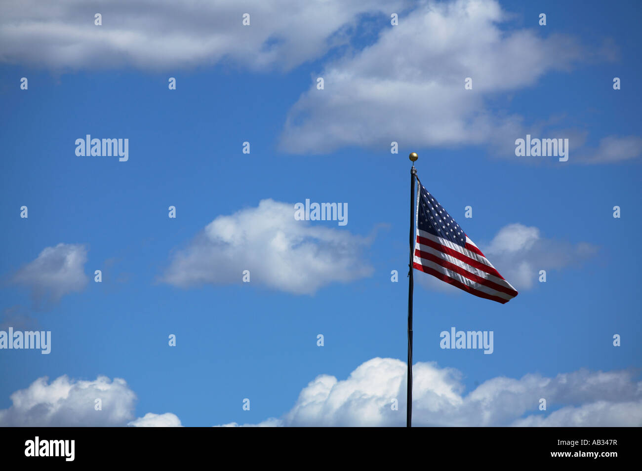 Bandiera americana battenti aganist cielo blu con nuvole bianche Foto Stock