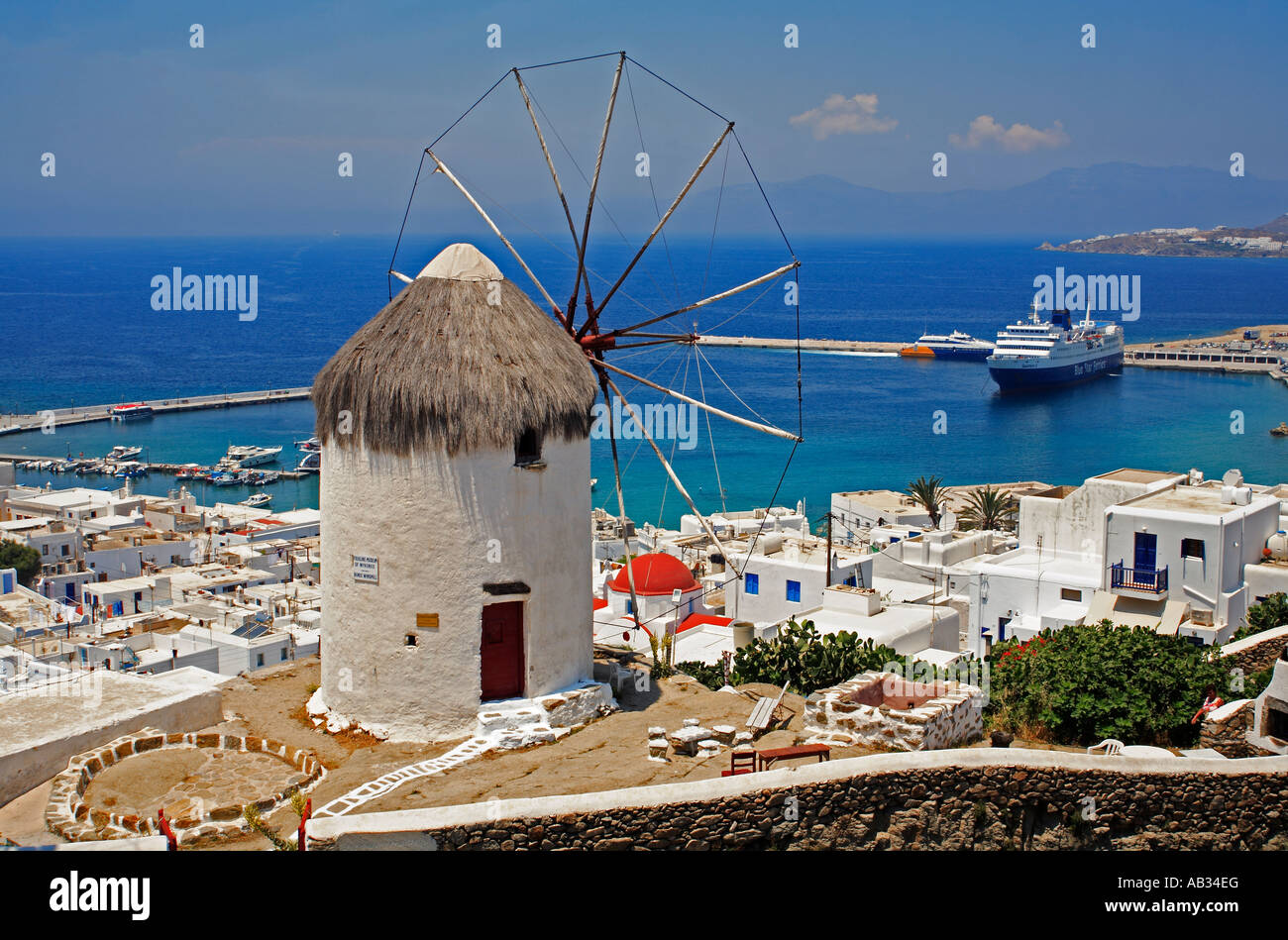Il mulino a vento di Porto di Mykonos del Mar Egeo in Grecia. Foto Stock