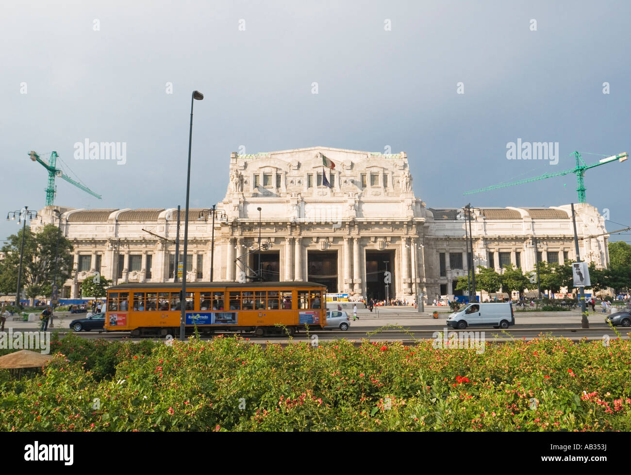 Milano Stazione Centrale Ferroviaria Centrale impressionante 1930 s facciata Art Deco dal Itlay di epoca fascista con un tram davanti. Foto Stock