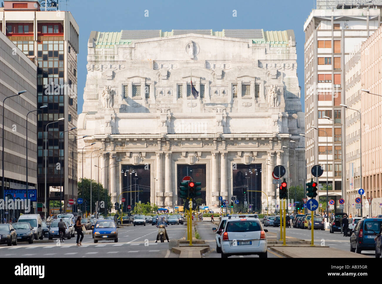 Milano Stazione Centrale Ferroviaria Centrale impressionante 1930 s facciata Art Deco dal Itlay di epoca fascista con il traffico di fronte. Foto Stock