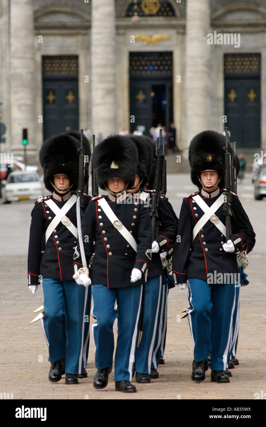 Cambio della guardia al Amalineborg in Copenhagen DANIMARCA. Amalienborg è la residenza invernale della famiglia reale. Foto Stock