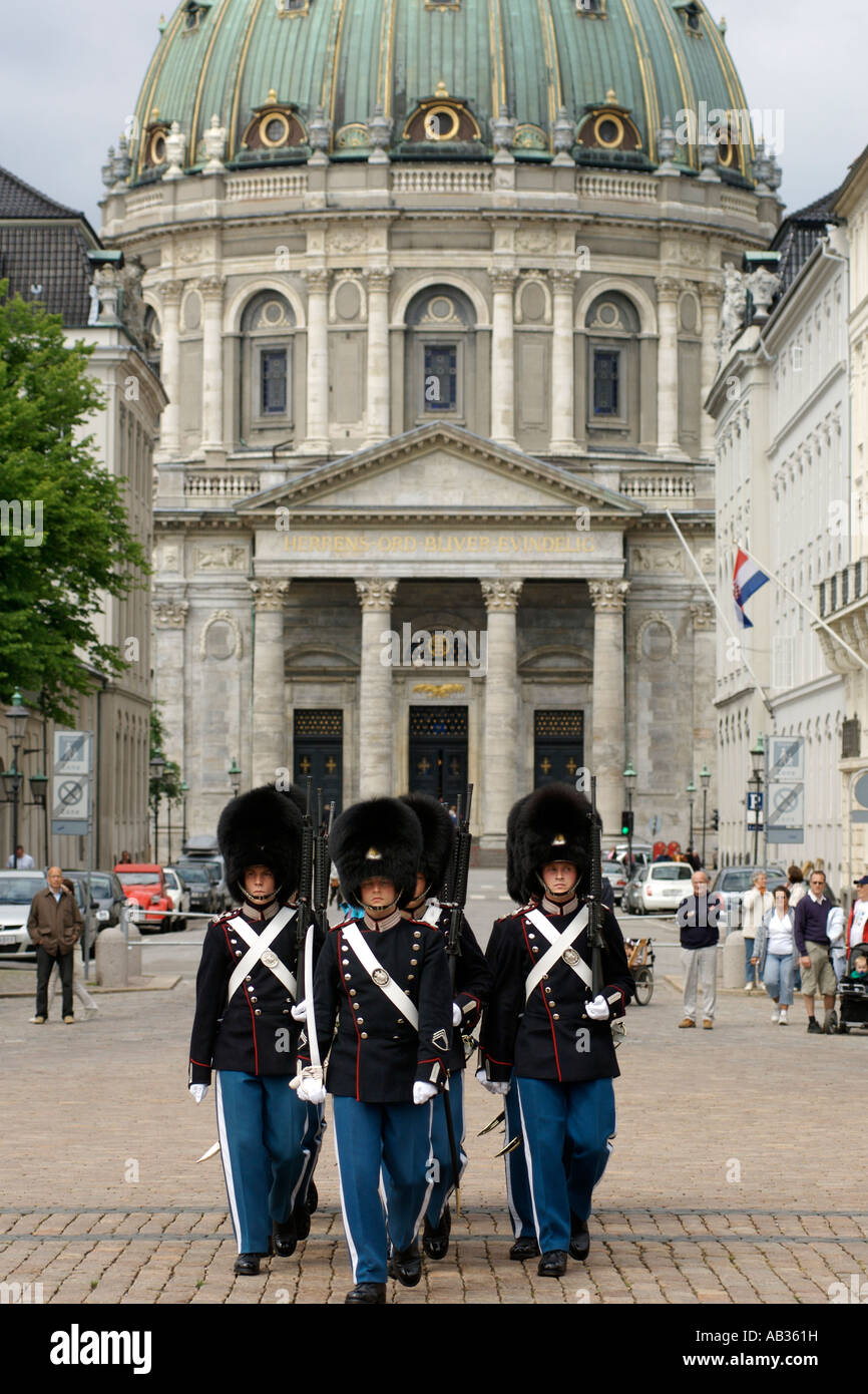 Cambio della guardia al Amalineborg in Copenhagen DANIMARCA. Amalienborg è la residenza invernale della famiglia reale. Foto Stock