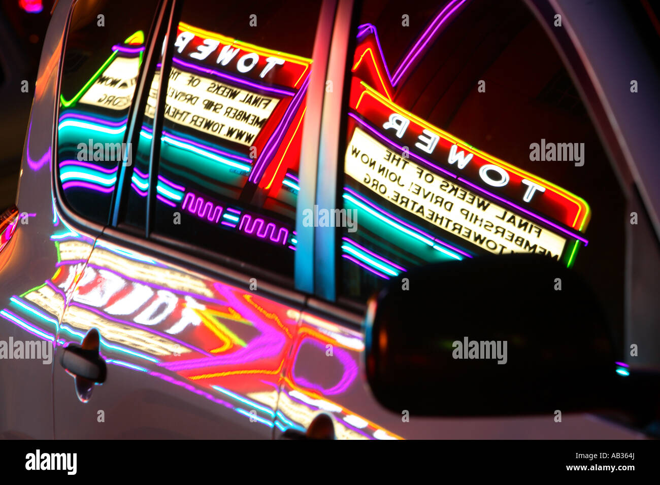 Teatro torre s'insegna al neon riflette su una finestra auto curvatura Oregon Foto Stock