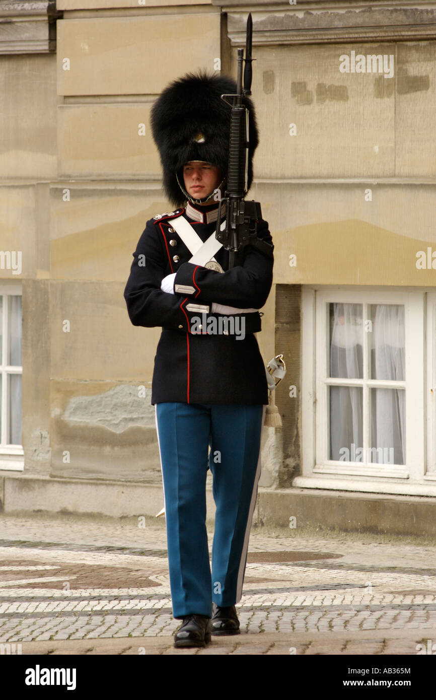 Una guardia reale sul dovere al di fuori di Amalienborg a Copenaghen in Danimarca. Amalienborg è la residenza invernale della famiglia reale danese. Foto Stock